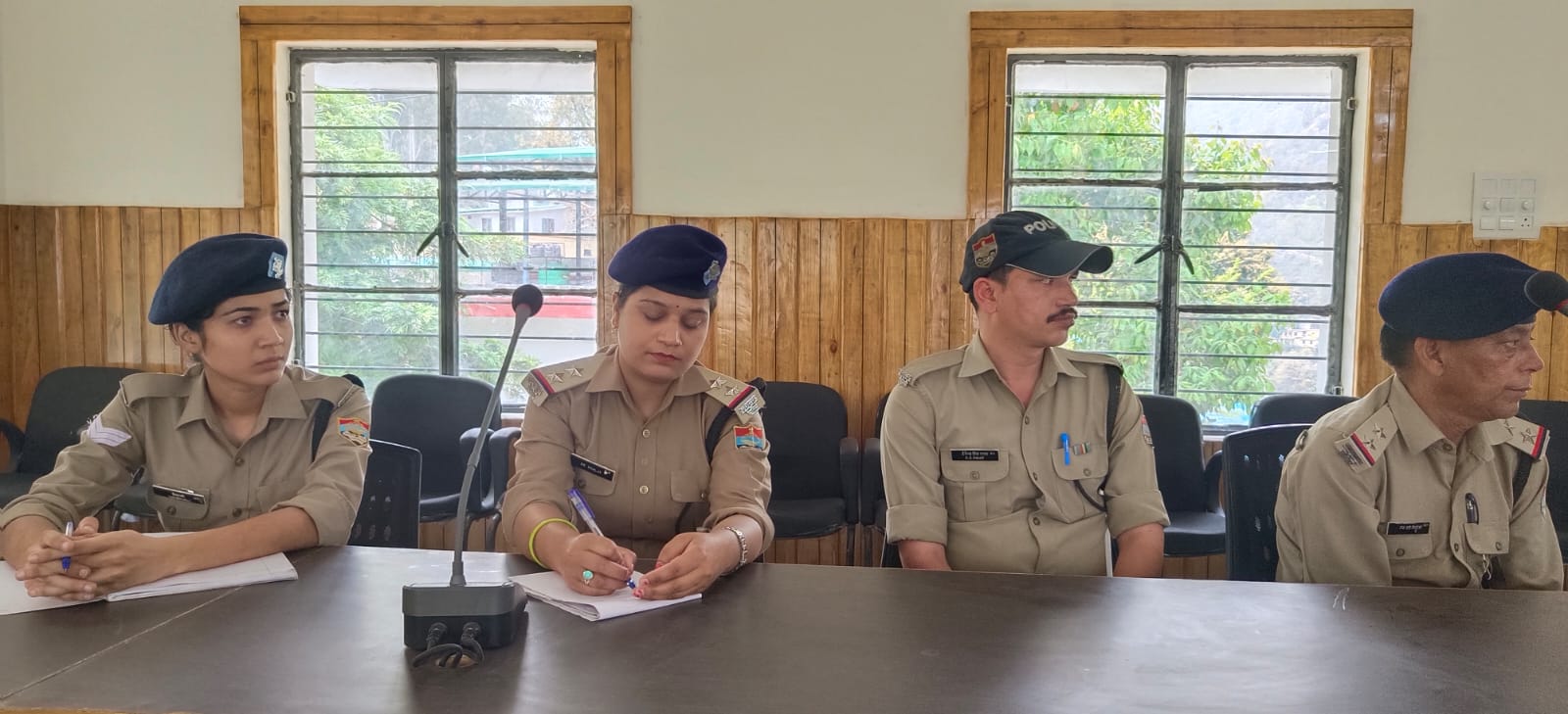 WhatsApp-Image-2025-04-09-at-17.26.06_c9ea7b28 रुद्रप्रयाग: चारधाम यात्रा से पहले गुप्तकाशी पुलिस अलर्ट मोड में, सीओ प्रबोध घिल्डियाल ने कंट्रोल रूम व ट्रैफिक टीम संग की गोष्ठी, दिए सख्त दिशा-निर्देश।