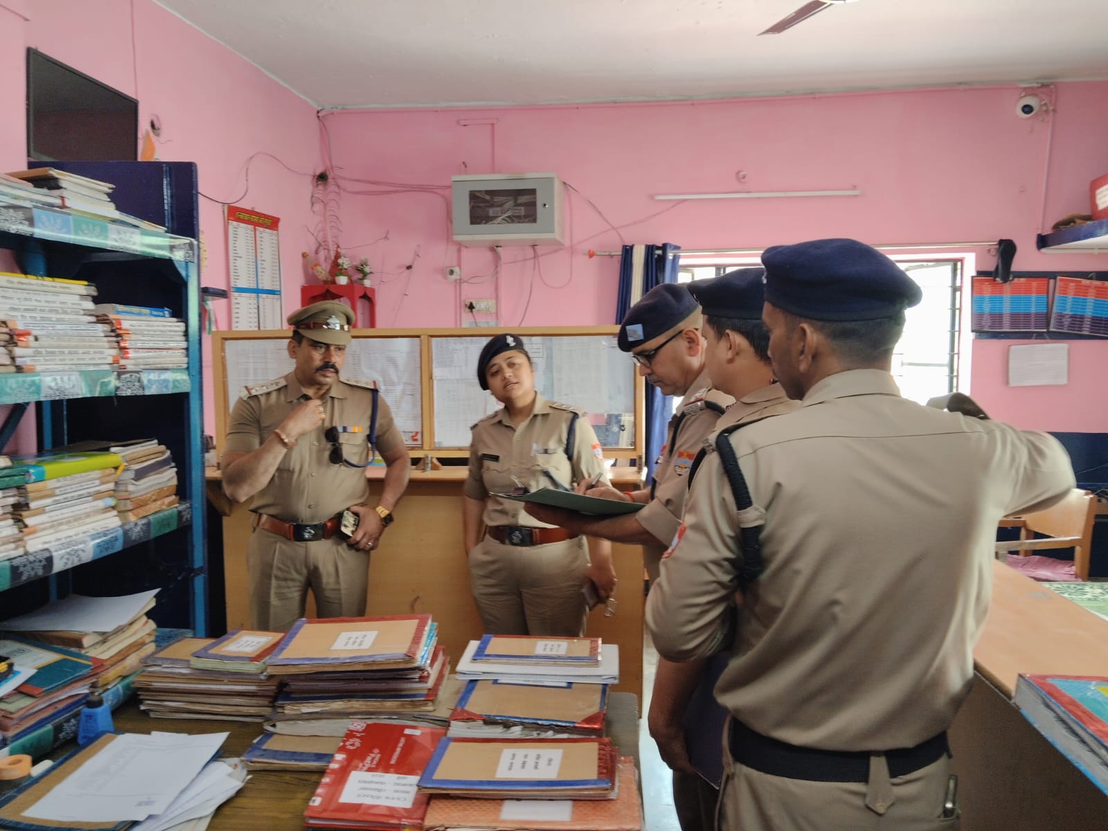 WhatsApp-Image-2025-04-09-at-17.29.25_c124b8c6 जनपद चंपावत: डीएसपी वंदना वर्मा का लोहाघाट थाने में सघन अर्द्धवार्षिक निरीक्षण—मालखाना से मैस तक हर पहलू की ली बारीकी से जांच!